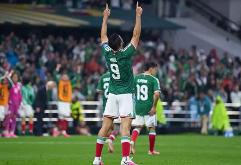 La selección de fútbol de México se prepara en la cancha para su partido histórico contra la selección de Inglaterra.