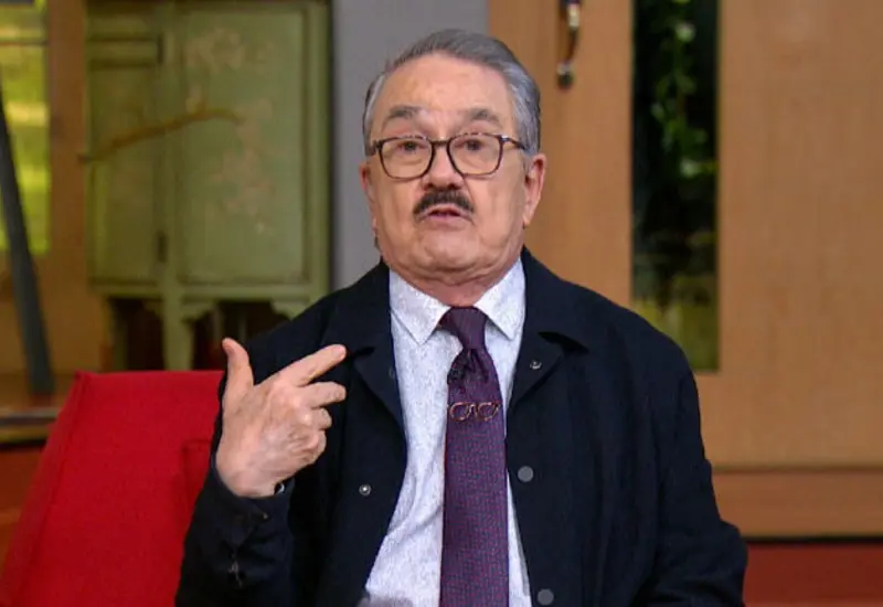El conductor Pedro Sola con gesto pensativo, en medio de la polémica que ha afectado los patrocinios del programa Ventaneando.