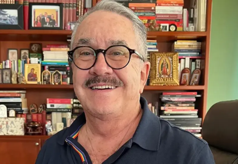 El famoso conductor de televisión Pedro Sola posa para una fotografía durante su controversial visita a un albergue para perros.
