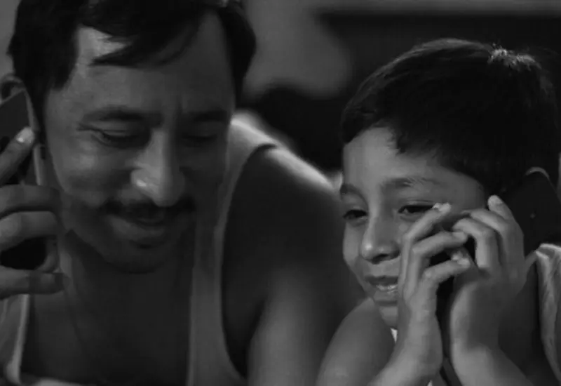 Una escena de la película 'Moscas', del cineasta Fernando Eimbcke, cinta que busca conectar con el público mexicano tras su estreno en salas.