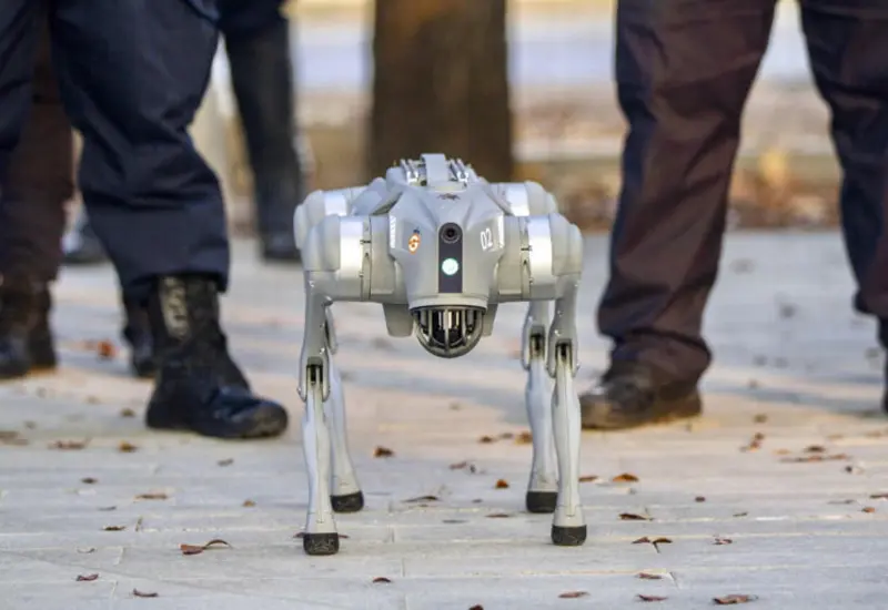 Un perro robot cuadrúpedo con inteligencia artificial realiza tareas de inspección industrial de alto riesgo en una fábrica o mina.