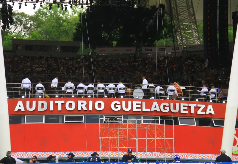 Imagen ilustrativa sobre el agotamiento de boletos para la Guelaguetza y la advertencia de las autoridades sobre la persecución contra revendedores por fraude.
