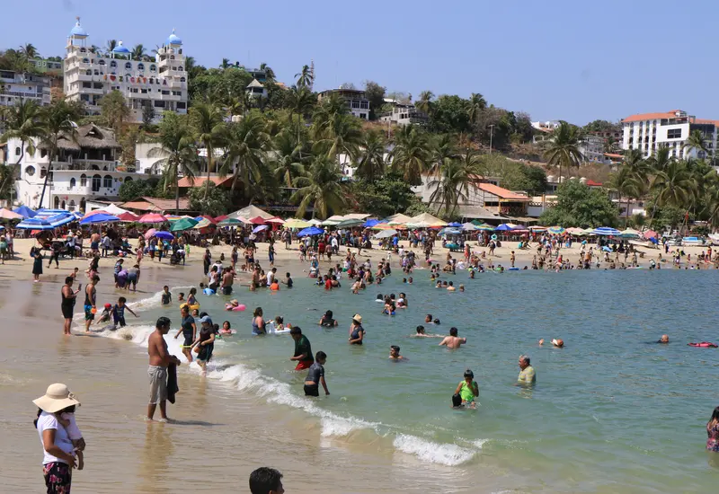 La Playa Principal de Puerto Escondido, que fue declarada no apta para uso recreativo por Cofepris debido a un riesgo sanitario por contaminación.