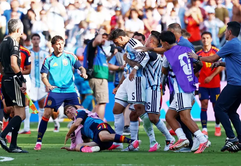 Imagen lamentable que muestra a los jugadores de la selección de Argentina buscando pleito y confrontando a sus rivales en el campo de juego.