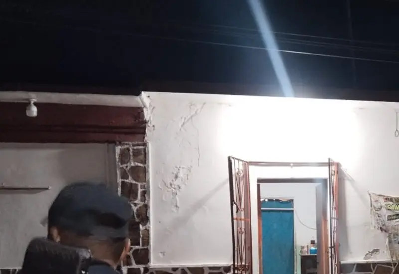 Agentes de la policía municipal de Juchitán llegan a un establecimiento comercial para atender una denuncia por el delito de extorsión.