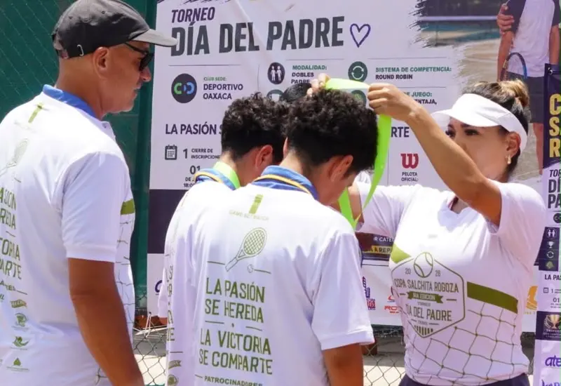 Durante la ceremonia de premiación del Torneo de Tenis Día del Padre, se realiza la entrega de medallas a los ganadores de los primeros lugares.