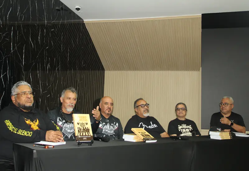 Invitados especiales posan durante la presentación del libro que narra los 40 años de historia de la banda de rock oaxaqueño Cuero y Metal.
