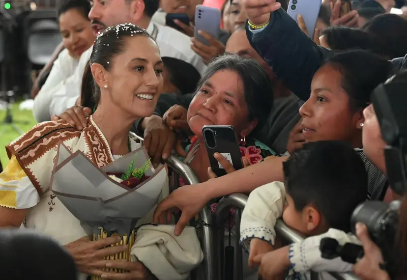 La Presidenta entrega apoyos de vivienda, becas de transporte y pensión a mujeres beneficiarias de los programas sociales en municipios de Michoacán.