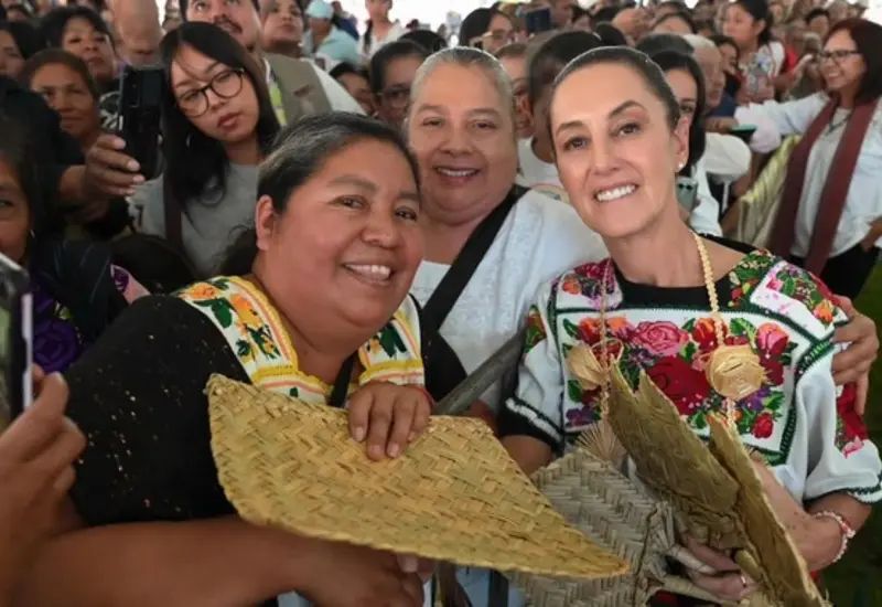La Presidenta encabeza la entrega de la Pensión Mujeres Bienestar en Michoacán, donde reconoció a las mujeres como el alma de la nación.