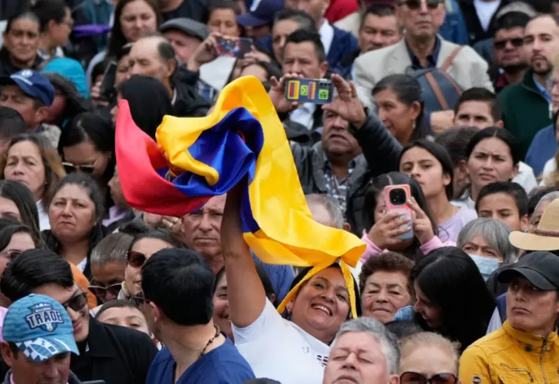 Imagen que ilustra la creciente presión internacional sobre el gobierno saliente de Colombia para que respete el resultado electoral del país.