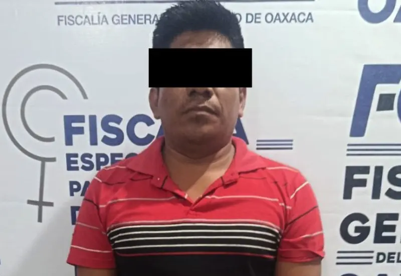 El sujeto acusado de agresión sexual contra una adolescente es presentado por las autoridades tras ser vinculado a proceso por el delito.