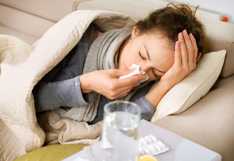 La humedad generada por la temporada de lluvias favorece la propagación de virus y bacterias que causan enfermedades respiratorias en la población.