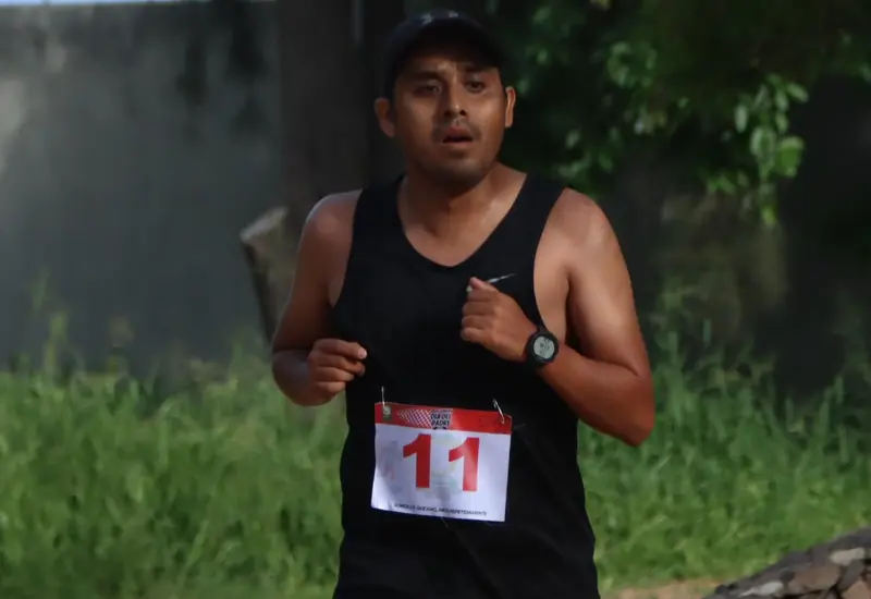 Corredores compiten en la Primera Carrera Atlética de Santiago Ixtaltepec 2026, participando en las categorías libre varonil y femenil del evento.