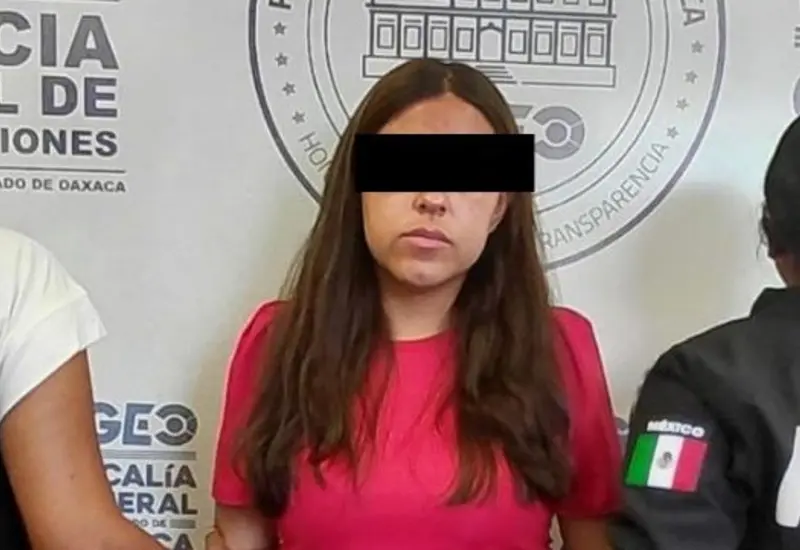La profesionista M.F.O.P. es presentada tras su detención en Ocotlán, al ser vinculada a proceso por el presunto delito de corrupción de menores.
