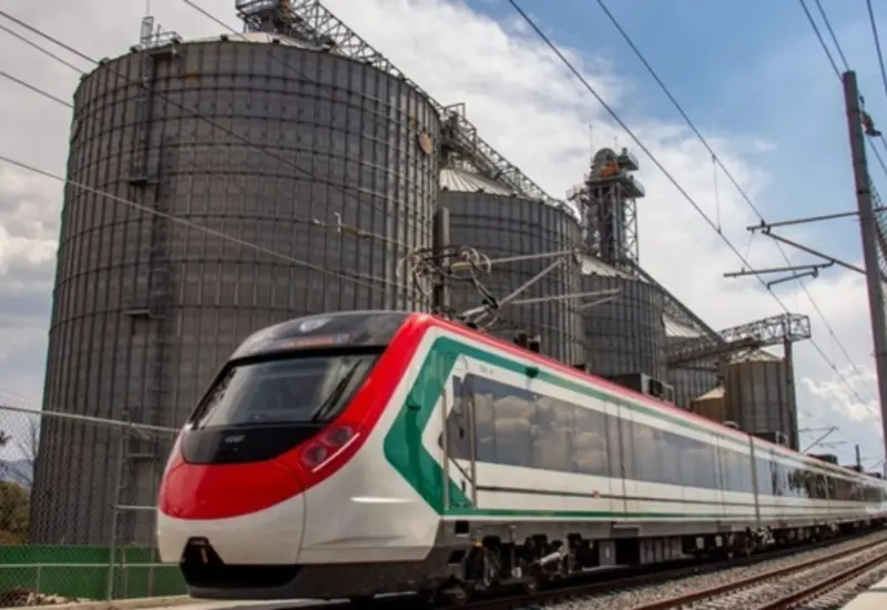 Un tren de pasajeros y uno de carga en vías paralelas, ilustrando el nuevo programa de expansión ferroviaria aprobado por la SICT.