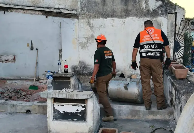 Personal de Protección Civil de Oaxaca de Juárez trabajando para controlar una fuga de gas en el Centro Histórico de la ciudad.