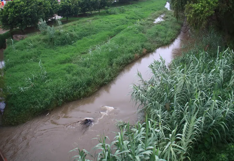Ciudadanos y activistas alzan la voz para denunciar la persistente contaminación del río Atoyac y exigir acciones urgentes para su rescate.