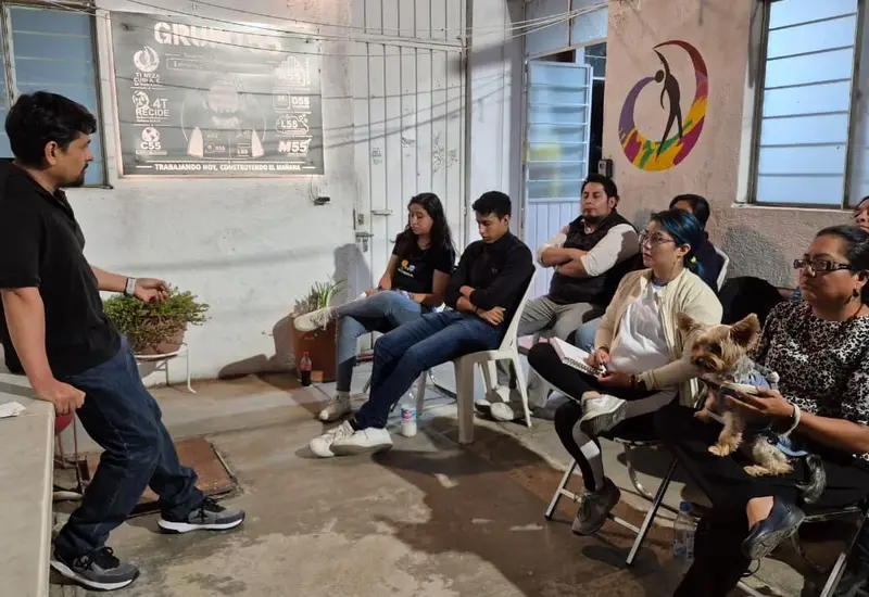 El psicoanalista Jesús Antonio Martínez Carrasco y un colega durante su participación en el taller de liderazgo para la asociación civil Ti Neza Cubi A.C.