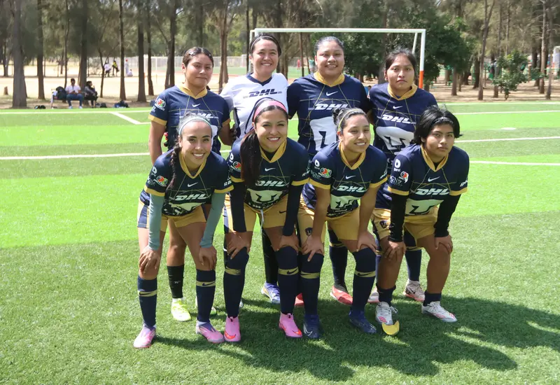 El equipo de Pumas Femenil en acción durante un partido del torneo, continuando con su buena racha en la competencia de Zaachila.