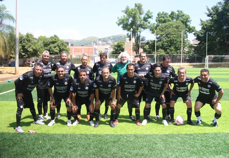 El equipo de Pumas Prepa en acción durante su partido de rugby contra Ocotlán, donde demostraron por qué se mantienen como un equipo imparable.
