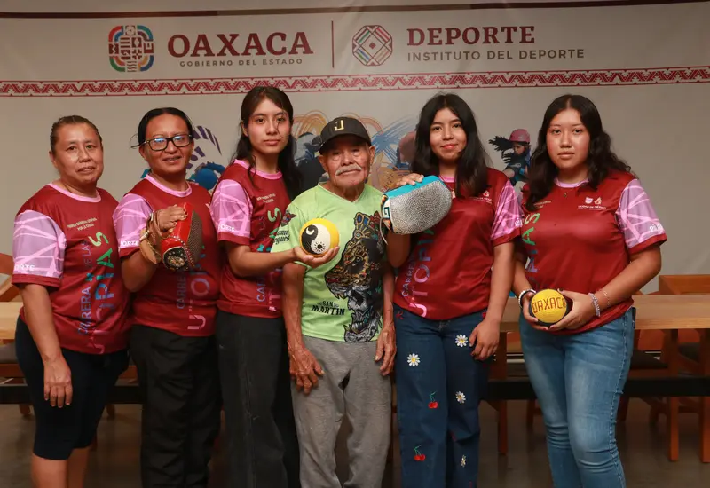Una de las quintas femeniles participantes posa para la foto antes de su competencia en el tradicional juego de Pelota Mixteca en Oaxaca.