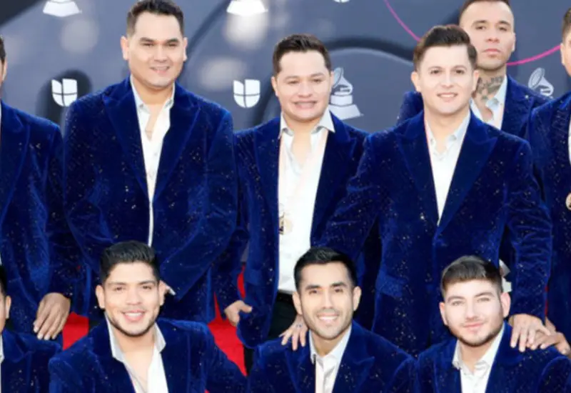 Rafa González, vocalista de Banda Los Recoditos, anuncia una pausa en su carrera para atender su salud mental por depresión y ansiedad.