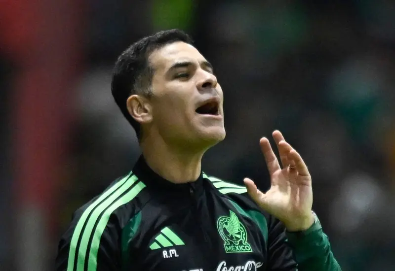 Rafael Márquez, nuevo director técnico de la Selección Mexicana, posa para un retrato oficial antes de su debut en el banquillo del Tri.