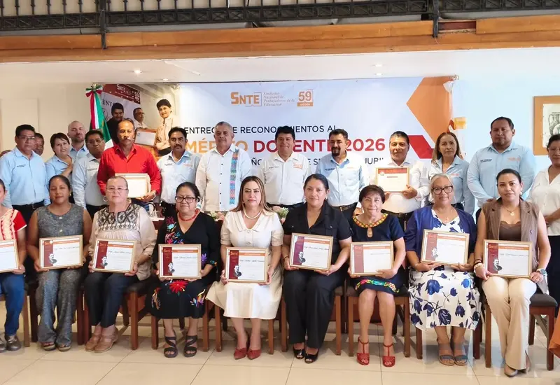Un grupo de maestras y maestros de Valles Centrales reciben un reconocimiento por sus 20, 30 y más de 40 años de servicio.