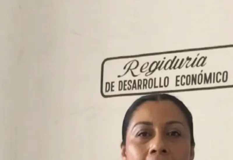 Regidoras de Tehuantepec exhiben documentos oficiales con presunta falsificación de firmas y sellos durante una denuncia pública sobre anomalías en el ayuntamiento.