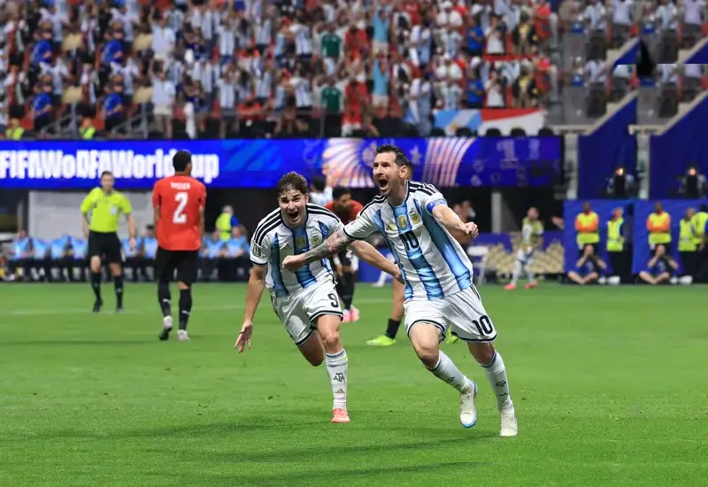 Lionel Messi celebra con la selección de Argentina tras conseguir la remontada histórica que los clasifica a los Cuartos de Final.