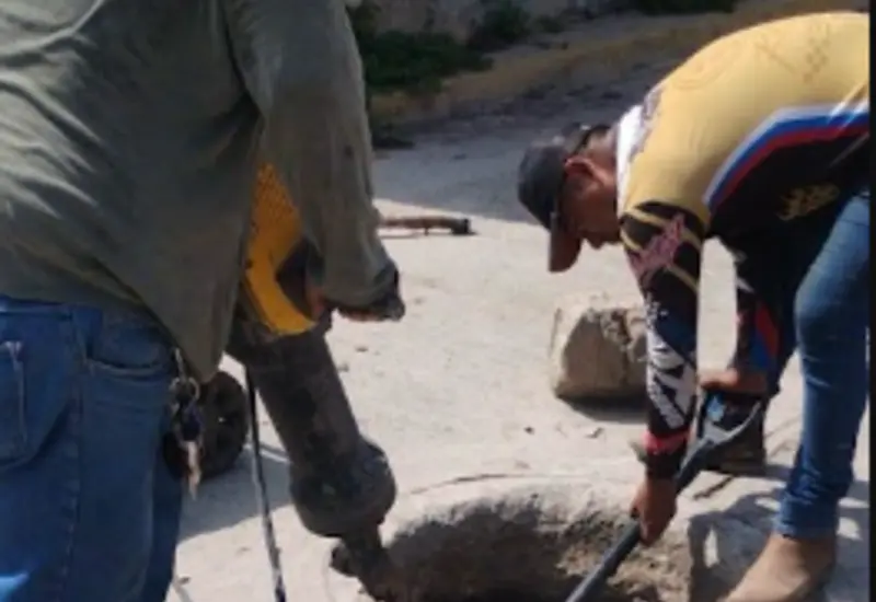Trabajadores reponen tapas y brocales del sistema de drenaje en Juchitán como parte del plan de contingencia para prevenir accidentes e inundaciones.
