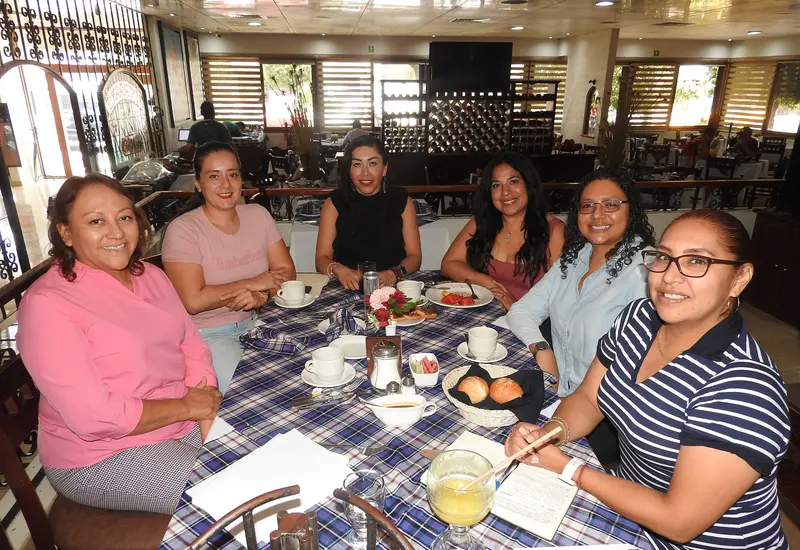 Judith Morales Rodríguez, Paulina Martínez Murcio, Tania Luna Alvarado, Leslie Carriedo, Montserrat López y Citlalli Maldonado posan juntas durante una reunión social.