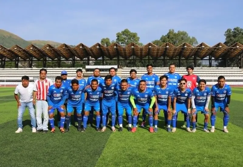 El equipo de fútbol Revolución celebra su victoria al consagrarse campeón de la categoría Mayor B tras la final del torneo.