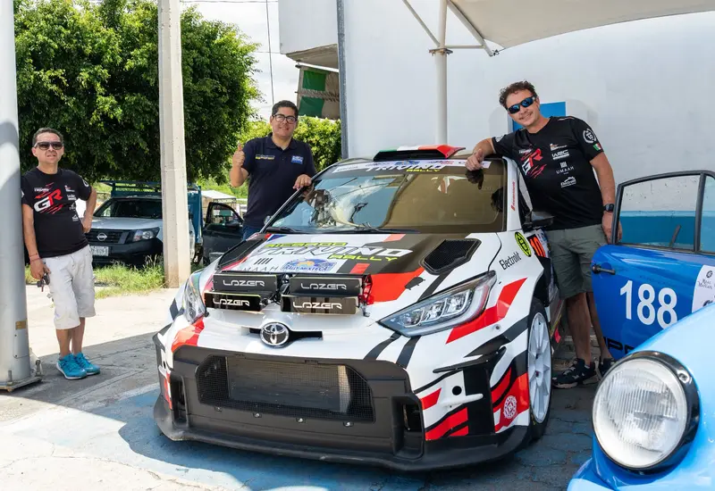 El piloto Ricardo Triviño y su copiloto Alberto Sosa celebran su victoria al obtener el primer lugar absoluto en el rally que surcó la Mixteca.