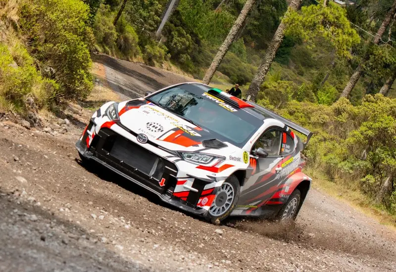 Ricardo Triviño y Alberto Sosa, una de las tripulaciones favoritas que compiten en el Rally Mixteca 2026, listos para la carrera.