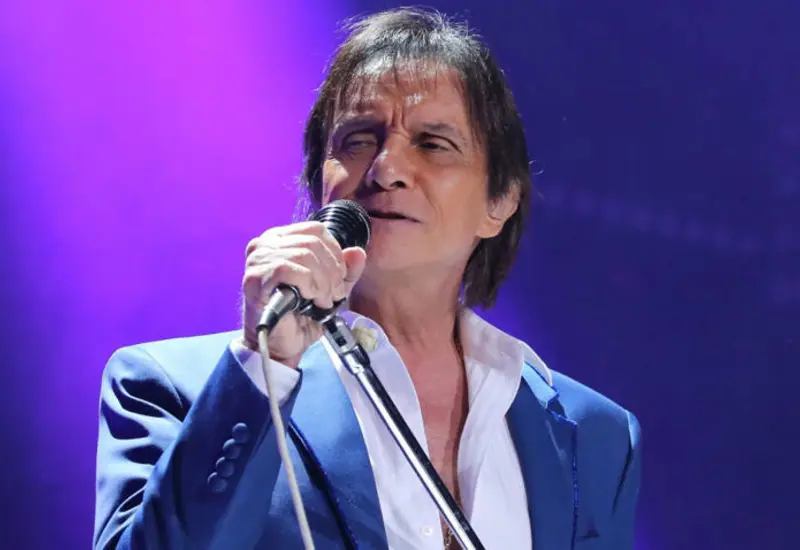 El cantante brasileño Roberto Carlos, quien fue hospitalizado y operado de la vesícula, se encuentra en condición estable según su equipo.