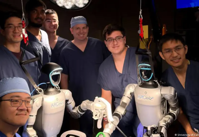 Un robot humanoide realiza con éxito una cirugía teledirigida para la extracción de vesícula en un cerdo, un avance en la medicina del futuro.