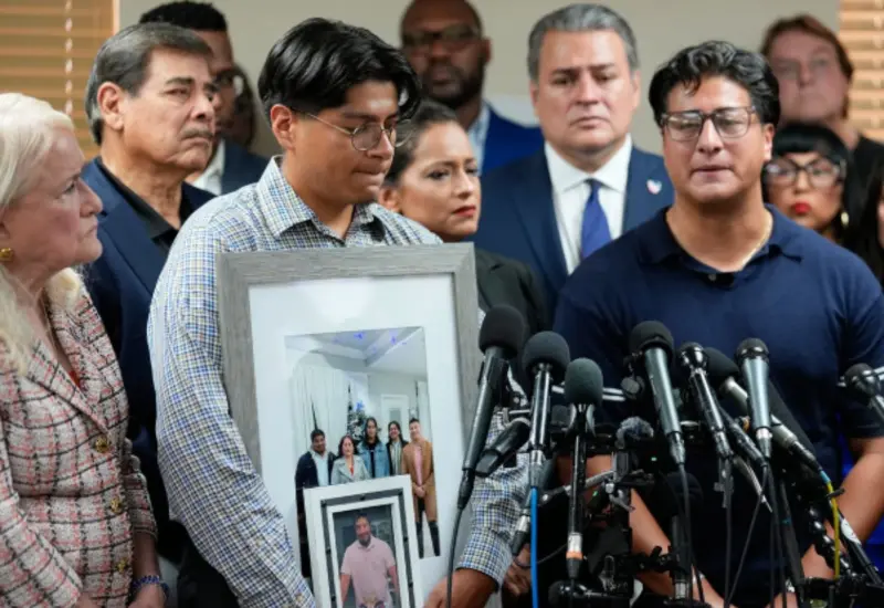Ronaldo Salgado, a la izquierda, durante una conferencia de prensa donde familiares exigen esclarecer la muerte de un mexicano a manos del ICE.