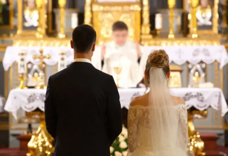 Una imagen simbólica que representa el Sacramento del Matrimonio, donde la unión de una pareja se forja día a día de la mano de Dios.