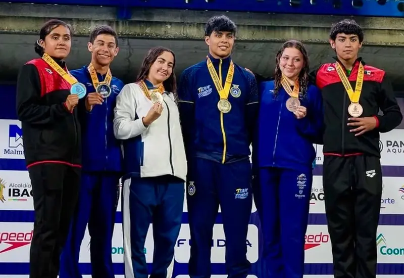 La nadadora Sahara Monroy posa con su medalla de plata individual obtenida en el cierre de su participación en el campeonato Panamericano de natación.