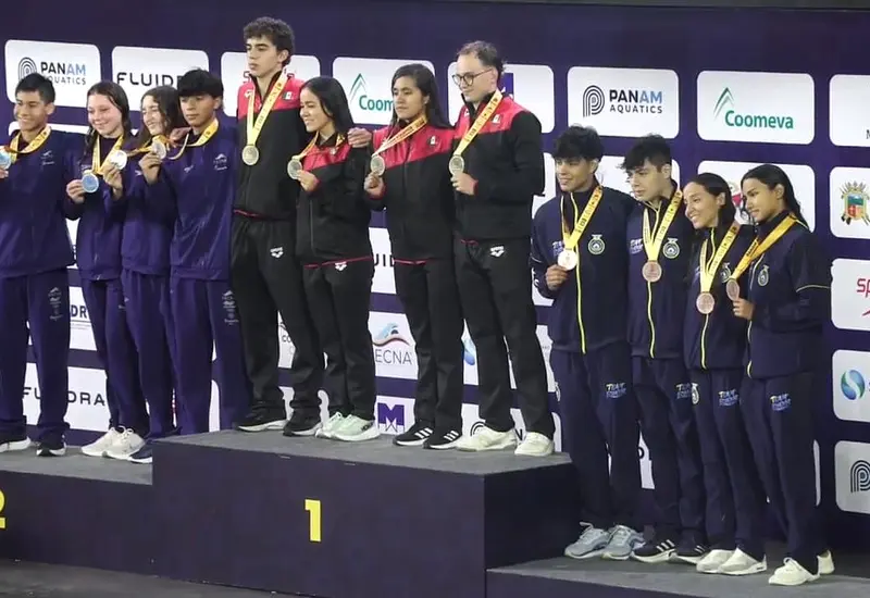 La nadadora mexicana Sahara Monroy celebra su victoria tras conseguir la medalla de oro para México en los Juegos Panamericanos.