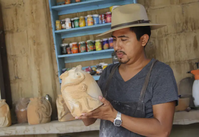 El artista visual Sam Gutiérrez, quien imparte un curso de modelado para promover la tradición alfarera en la comunidad de Tehuantepec.