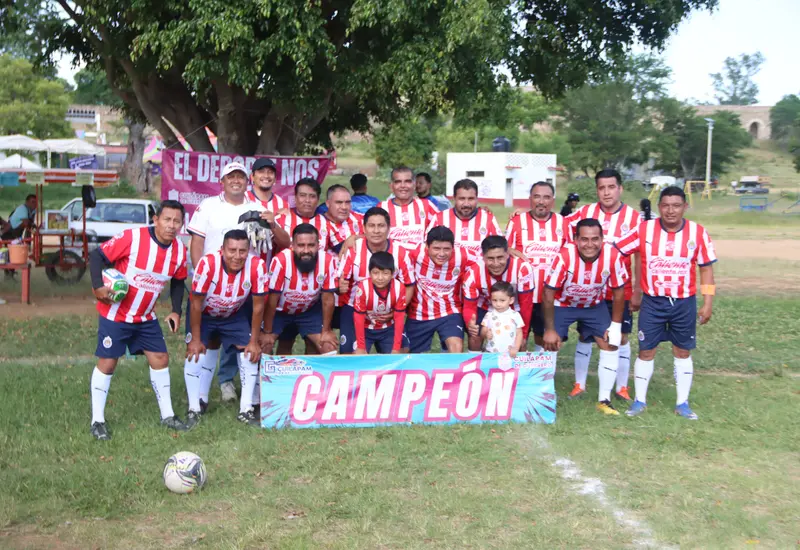 El equipo del Barrio San Sebastián celebra su victoria al consagrarse campeón del tradicional Torneo de Barrios en Cuilápam de Guerrero.