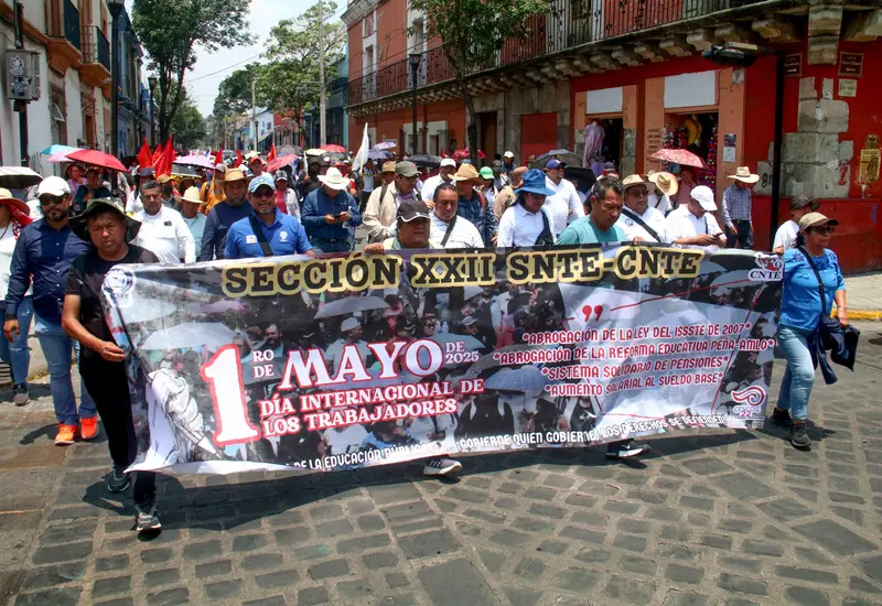 Integrantes del sindicato de la Sección 22 exigen al IEEPO-SEP respetar los acuerdos presupuestales y cubrir el pago de horas adeudadas.