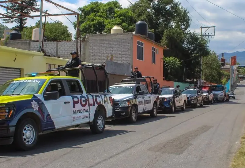 Elementos de la Secretaría de Seguridad Vecinal participan en el Operativo Cazador para reforzar la vigilancia en el Centro Histórico durante la Guelaguetza.
