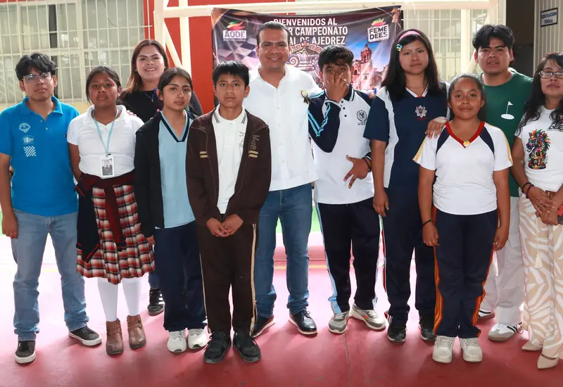 Las integrantes del club de ajedrez Alekhine Yagul de Tlacolula posan en grupo, representando a la selección que competirá en la Gimnasiada Nacional.