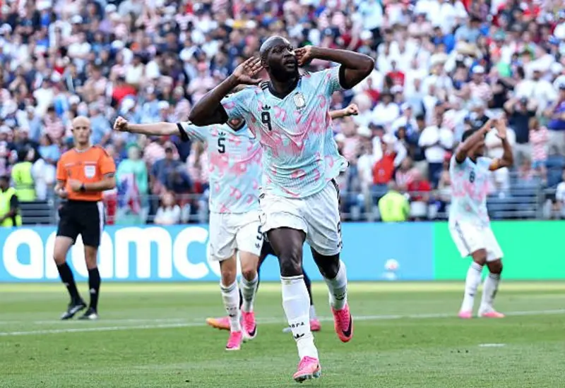 Los jugadores de la selección de Bélgica, conocidos como los Diablos Rojos, celebran un gol durante su contundente victoria sobre Estados Unidos.