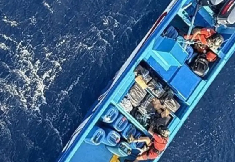 La Semar intercepta dos embarcaciones que transportaban tres toneladas de cocaína en las costas de Oaxaca, logrando la detención de cuatro personas.