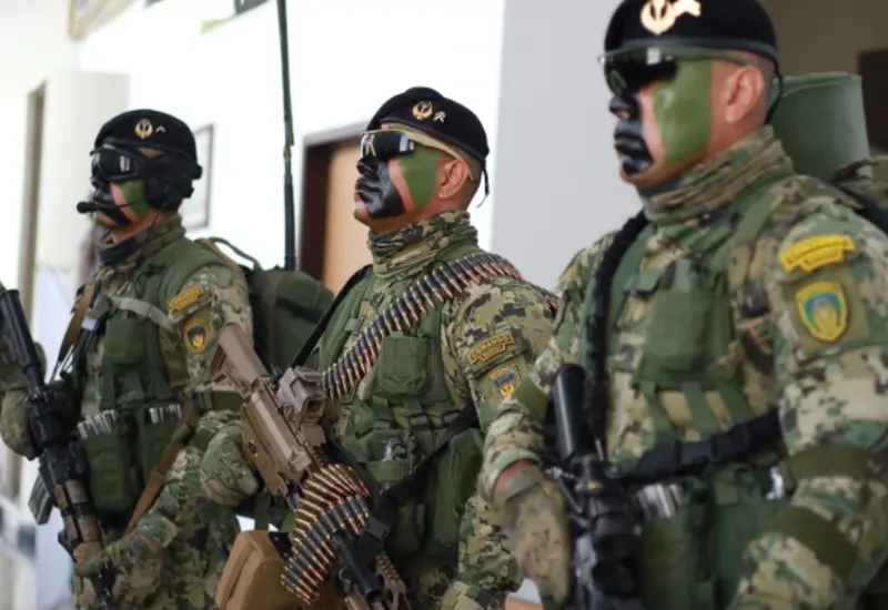Elementos de las Fuerzas Especiales de la Semar durante una competencia táctica y entrenamiento extremo para conmemorar su 25 aniversario.