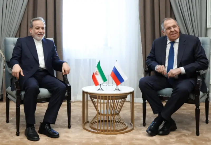 El ministro de Asuntos Exteriores de Rusia, Serguéi Lavrov, junto a su homólogo de Irán, Abbas Araghchi, en una fotografía oficial.